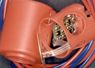 
Prototyp einer rechteckmodulierten Signalpfeife f&uuml;r die
 besonderen Umgebungsbedingungen im automobilen Serien-Einsatz
Prototype of a square-wave modulated alarm whistle for the
 specific environmental conditions in automotive applications
 (17 Kbytes JPEG)
