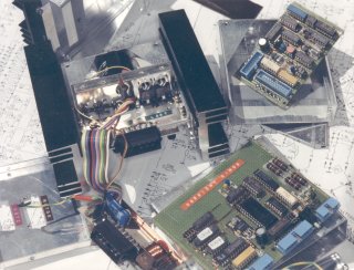 
Labormuster einer positionsabh&auml;ngigen 
 Antriebssteuerung f&uuml;r 12 V 72 A
Lab model of a position dependent 
 drive control for 12 V 72 A
 (25 Kbytes JPEG)

