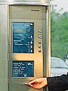 
 The dispensing machine that issues the smart card
 (22 Kbytes JPEG)
